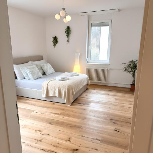 En eller flere senge i et værelse på Gemütliche und geräumige 2,5 Zimmer Wohnung mit kostenlosem Parkplatz