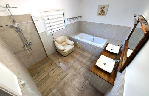 Koupelna v ubytování Chic Villa 20min from Beaches 40 from Mountains