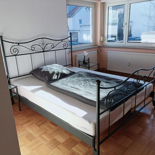 una camera da letto con un letto con struttura in metallo di City-Quartier a Bad Mergentheim