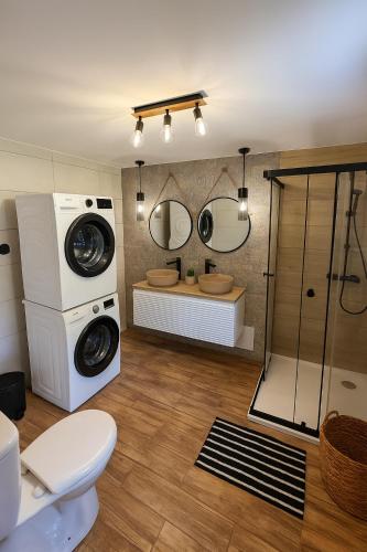 a bathroom with a washing machine and a washer at Chalupa pod jelení skálou in Dolni Dvur