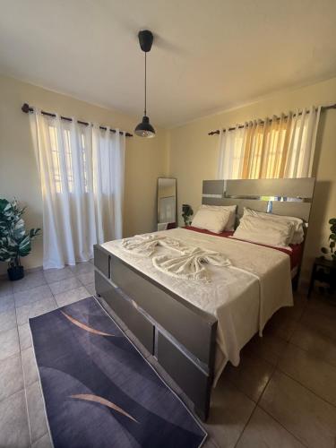 拉罗马纳索尔阿祖尔酒店的房间里有一张大床的卧室