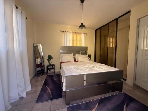 拉罗马纳索尔阿祖尔酒店的带床和镜子的卧室