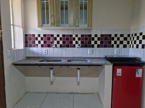 a kitchen with two sinks and a checkered wall at Solar de Bonito - Casa Ingá in Bonito