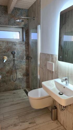 een badkamer met een wastafel en een douche bij Haus Lüchtje Jade in Sehestedt