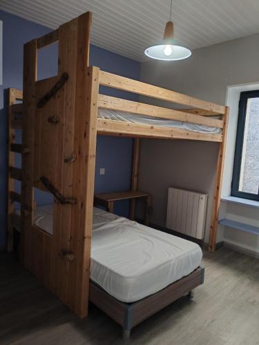 ein Schlafzimmer mit einem Etagenbett mit weißer Matratze in der Unterkunft Arçais in Arçais