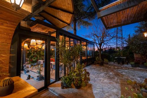 une maison avec une terrasse ornée de plantes en pot dans l'établissement Villa Green Garden, à Saranda