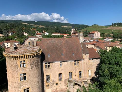 un antico castello con una città sullo sfondo di Chateau d Albon a Saint-André-dʼApchon