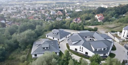 une vue aérienne d'une maison dans l'établissement Luxury District - Panoramic View Urban Apartment, à Târgu-Mureş