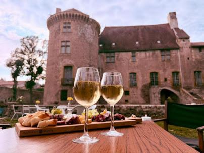 due bicchieri di vino appoggiati su un tavolo di legno di Chateau d Albon a Saint-André-dʼApchon