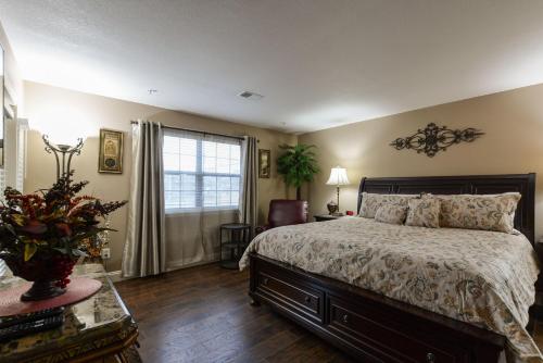 une chambre avec un lit et une fenêtre dans l'établissement Comfortable updated Condo with No steps, à Branson