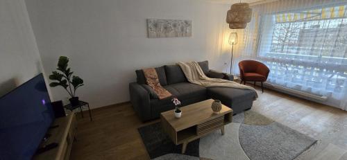 a living room with a couch and a table at Appartement cosy a Erlach - Lac de Bienne in Erlach
