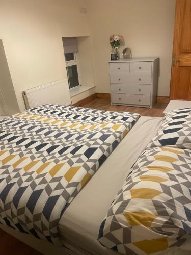 een slaapkamer met een bed met een dressoir en een lade bij Central Clonakilty House in Clonakilty