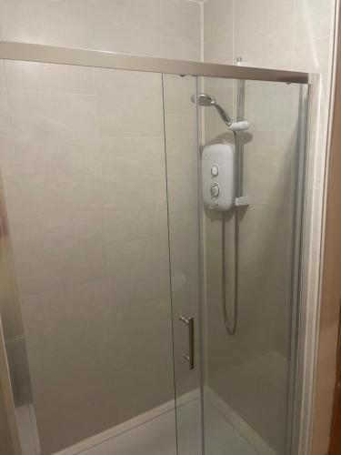 een douche in een badkamer met een glazen deur bij Central Clonakilty House in Clonakilty