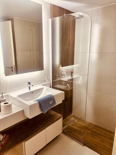 a bathroom with a sink and a shower at Pirca NQN in Neuquén