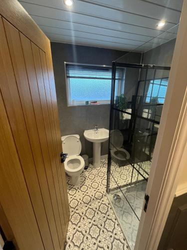 a bathroom with a toilet and a sink at Caledonian Lock House in Caol