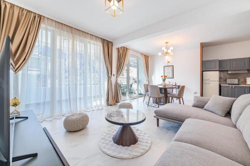 een woonkamer met een bank en een tafel bij Apartments TIME in Kotor