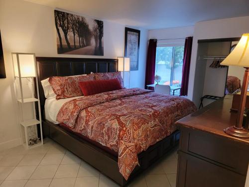 En eller flere senge i et værelse på A Tranquil Retreat in Tarzana CA