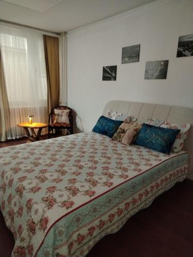 een slaapkamer met een groot bed met blauwe kussens bij Sava centar apartman in Belgrado