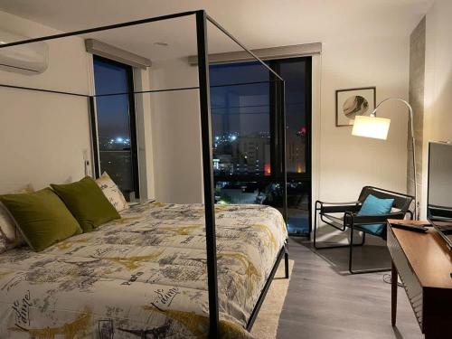 una camera da letto con un letto, una scrivania e una finestra di - Touristic Area 1 BR Avenida Revolucion a Tijuana
