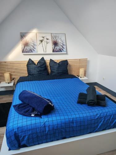 Giường trong phòng chung tại Nice little duplex house in Elancourt village