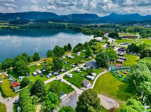 uma vista aérea de um acampamento junto a um lago em Casa1895 - Boutique heritage stay em Žalec