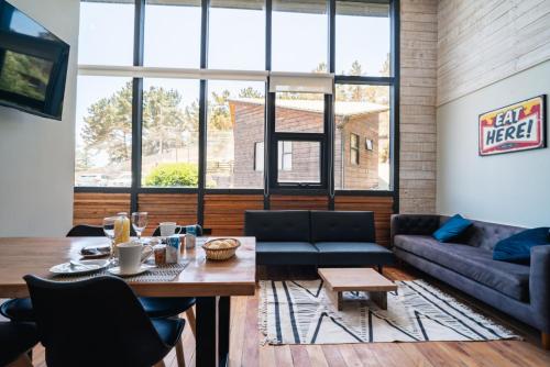 Et opholdsområde på Cabañas y Spa Costa Patagonia - Piscina Climatizada