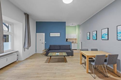 un salon avec un canapé et une table dans l'établissement Apartment Uthman Berlin-Neukölln, à Berlin