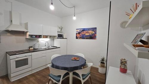 Nhà bếp/bếp nhỏ tại Holiday home Blue door in Pula