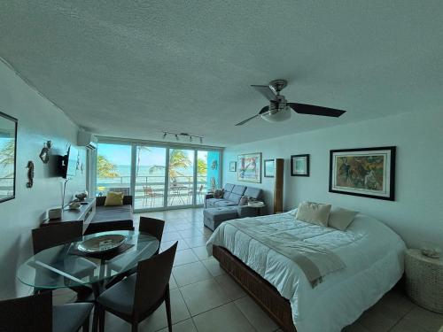 En eller flere senge i et værelse på Ocean view Studio Marina Lanais