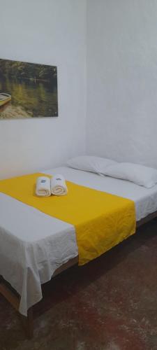 een bed met twee handdoeken erop bij Casa Hostel Necoclí Playa Brisa y Mar in Necoclí