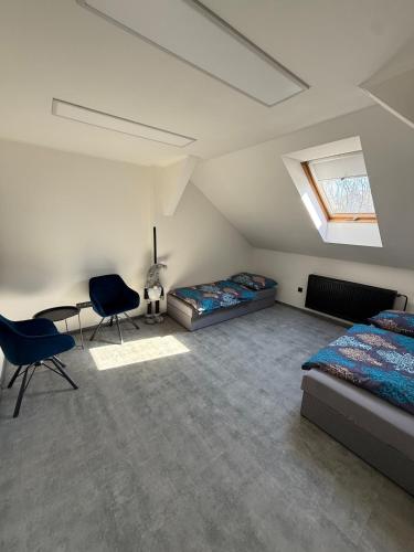 een slaapkamer met twee bedden, een bureau en een raam bij Accommodation for large groups Teplice in Teplice