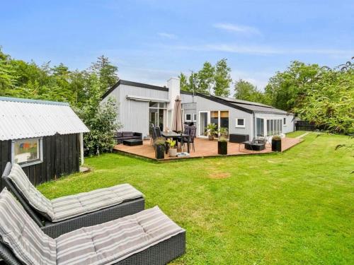 En have udenfor 8 person holiday home in Nexø