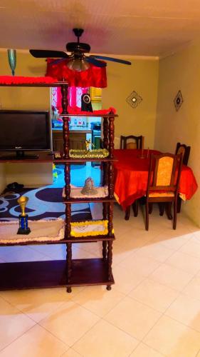 un soggiorno con TV e una sala da pranzo di Tamaras Inn a Christ Church