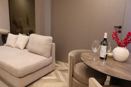 Posezení v ubytování Heritage Stone and Style Villa with Private Parking and Jacuzzi