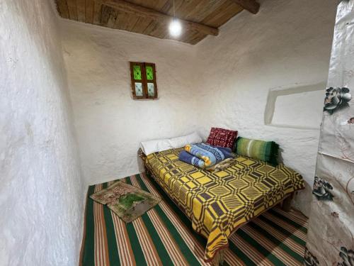 - une petite chambre avec un lit dans une maison dans l'établissement Le Sommet Naturel, à Chefchaouen