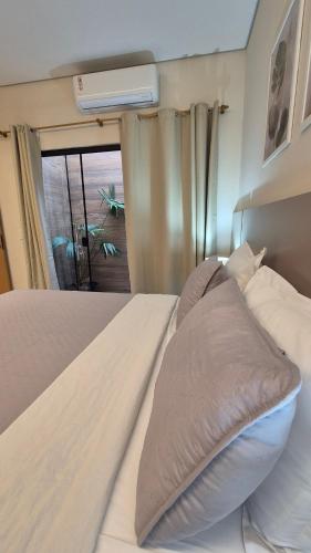 En eller flere senge i et værelse på Prox ao Shopping novo e funcional