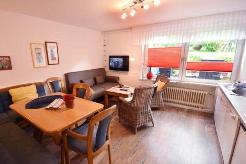 a living room with a couch and a table at Haus Seerose, Nr 8 in Baltrum