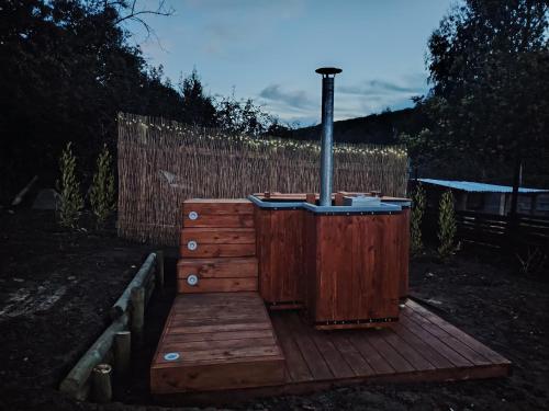 een houten terras met een houtkachel erop bij Santo Bucalemu Lodge in San Antonio