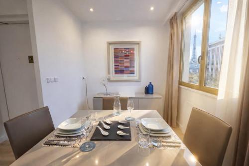 Luxury Paris Apt, Eiffel View, Golden Triangle