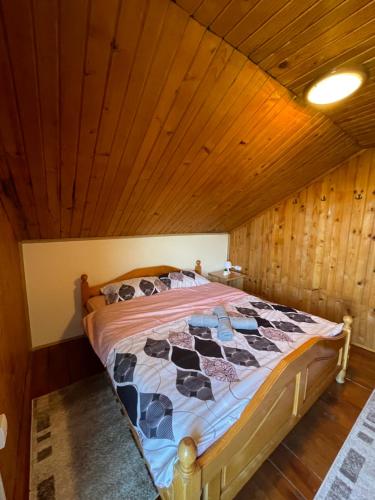 En eller flere senge i et værelse på Planinska kuća Petrović