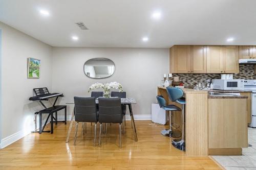 eine Küche und ein Esszimmer mit Tisch und Stühlen in der Unterkunft Entire Basement Apartment in Toronto