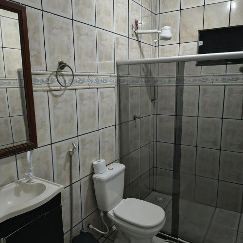 een badkamer met toilet en wastafel bij Casa Temporada Prado-BA in Prado