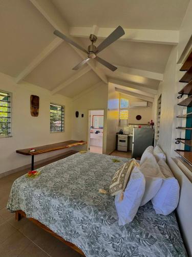Llit o llits en una habitació de The Pointe Taveuni