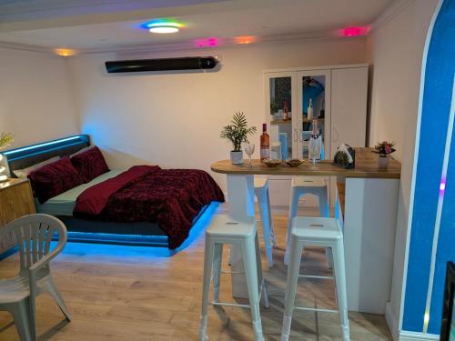 Posezení v ubytování Luxury Boutique Suite with a Mediterranean Soul - 15m to Heathrow Windsor Ascot Legoland with Free Parking