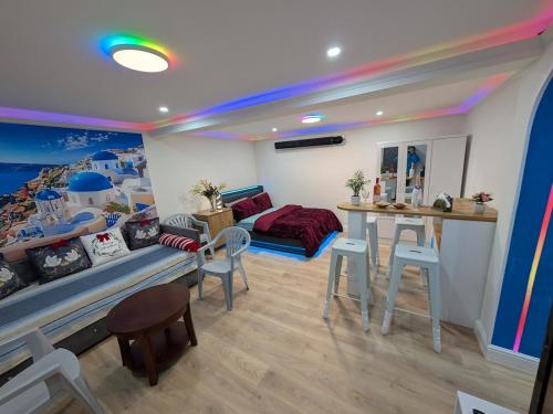 Posezení v ubytování Luxury Boutique Suite with a Mediterranean Soul - 15m to Heathrow Windsor Ascot Legoland with Free Parking