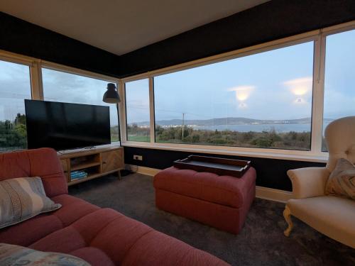 Et tv og/eller underholdning på Holywood Hideaway 2 bedroom retreat