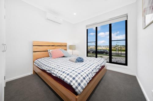 Giường trong phòng chung tại Brand New, Spacious, Breezy, Comfy, Luxury Home