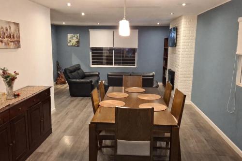 una sala da pranzo e un soggiorno con tavolo e sedie di La Esquina a Punta del Este