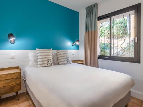 En eller flere senge i et værelse på Apartment in Saint-Tropez with Beach Access