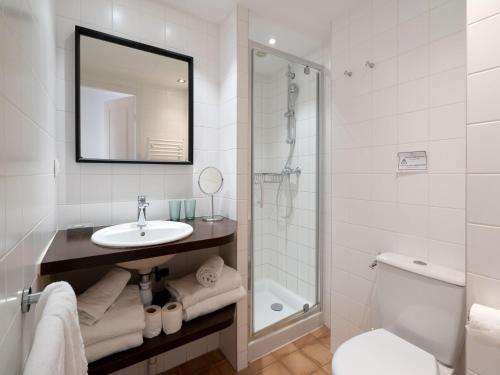 Et badeværelse på Apartment in Saint-Tropez with Beach Access